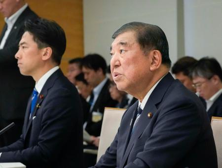 コメの安定供給に関する関係閣僚会議で発言する石破首相。左は小泉農相＝５日午後、首相官邸