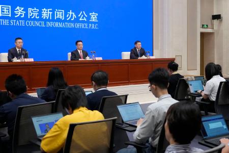 中国チベット自治区成立６０年を前に開かれた記者会見＝５日、北京（共同）