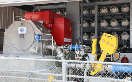 海水と淡水の塩分濃度差により生じる浸透圧を利用した「浸透圧発電」のプラント＝５日午後、福岡市