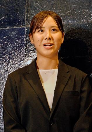 スポーツ功労者の顕彰、表彰式を終え取材に応じるスノーボード女子の三木つばき＝５日、東京都千代田区