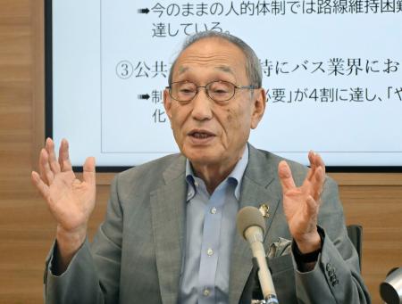 記者会見する地域公共交通総合研究所の小嶋光信代表理事＝５日午後、岡山市