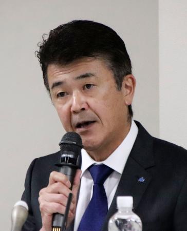 記者会見する小林製薬の豊田賀一社長＝５日午後、大阪市中央区