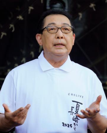 コンサートへの意気込みを語るさだまさしさん＝５日午後、長崎市