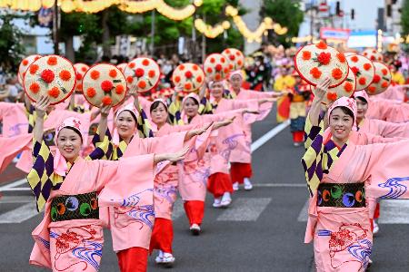 「山形花笠まつり」が開幕し、通りを練り歩く踊り手たち＝５日午後、山形市