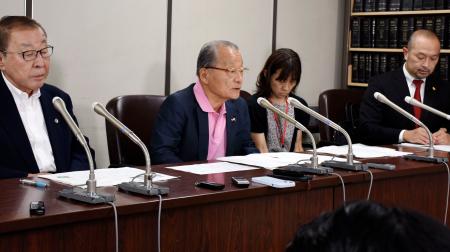 記者会見する代理人の河合弘之弁護士（左から２人目）ら＝５日午後、東京・霞が関の司法記者クラブ