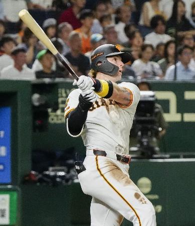 ４回巨人無死、キャベッジが右越えに本塁打を放つ＝東京ドーム