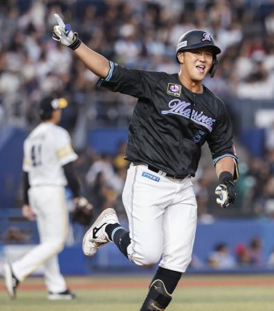 ２回、ソフトバンク・前田悠（奥）から先制の３ランを放ったロッテ・山口＝ＺＯＺＯマリン