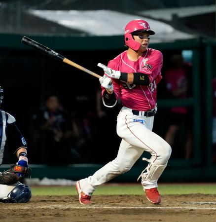 １１回楽天２死二塁、黒川が右前にサヨナラ打を放つ＝楽天モバイルパーク