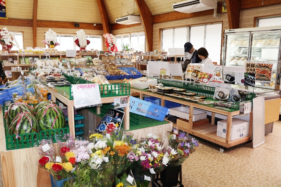 野菜や弁当、魚などが並ぶ店内
