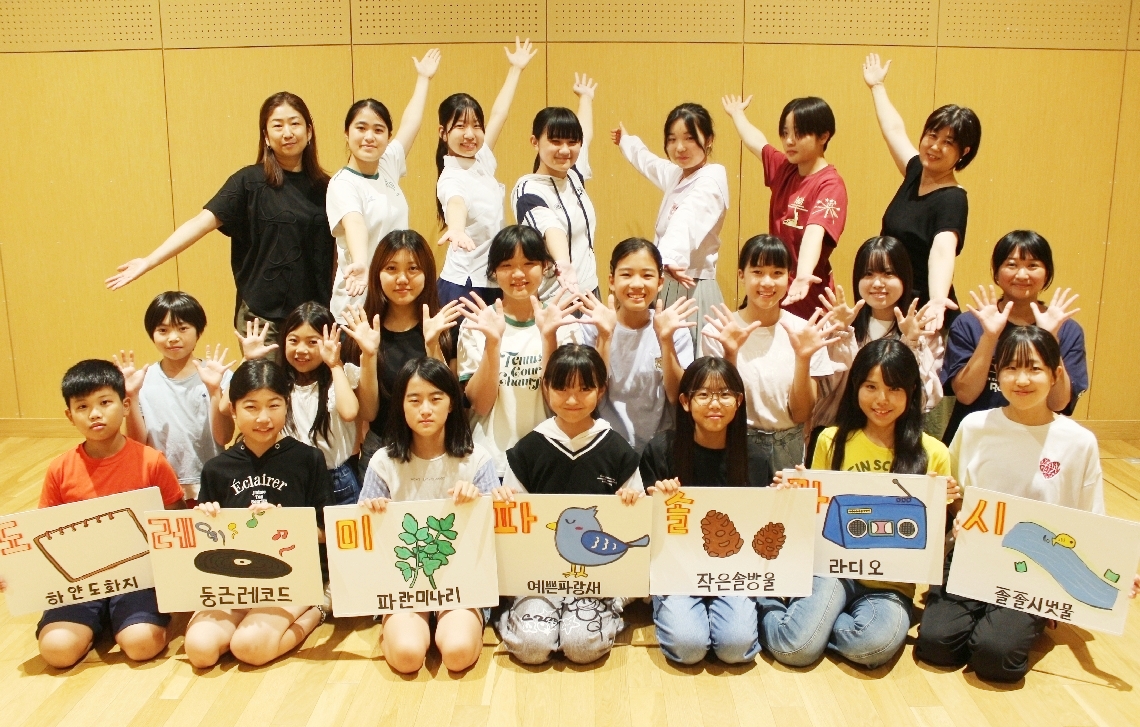 設立５０周年を迎えた日田少年少女合唱団の団員＝日田市複合文化施設アオーゼ