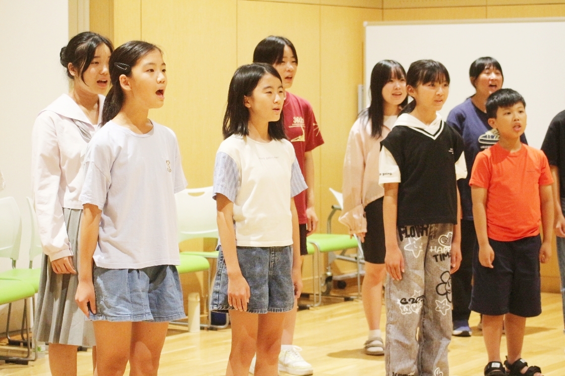 韓国での交流コンサートに向け練習に励む団員＝日田市複合文化施設アオーゼ