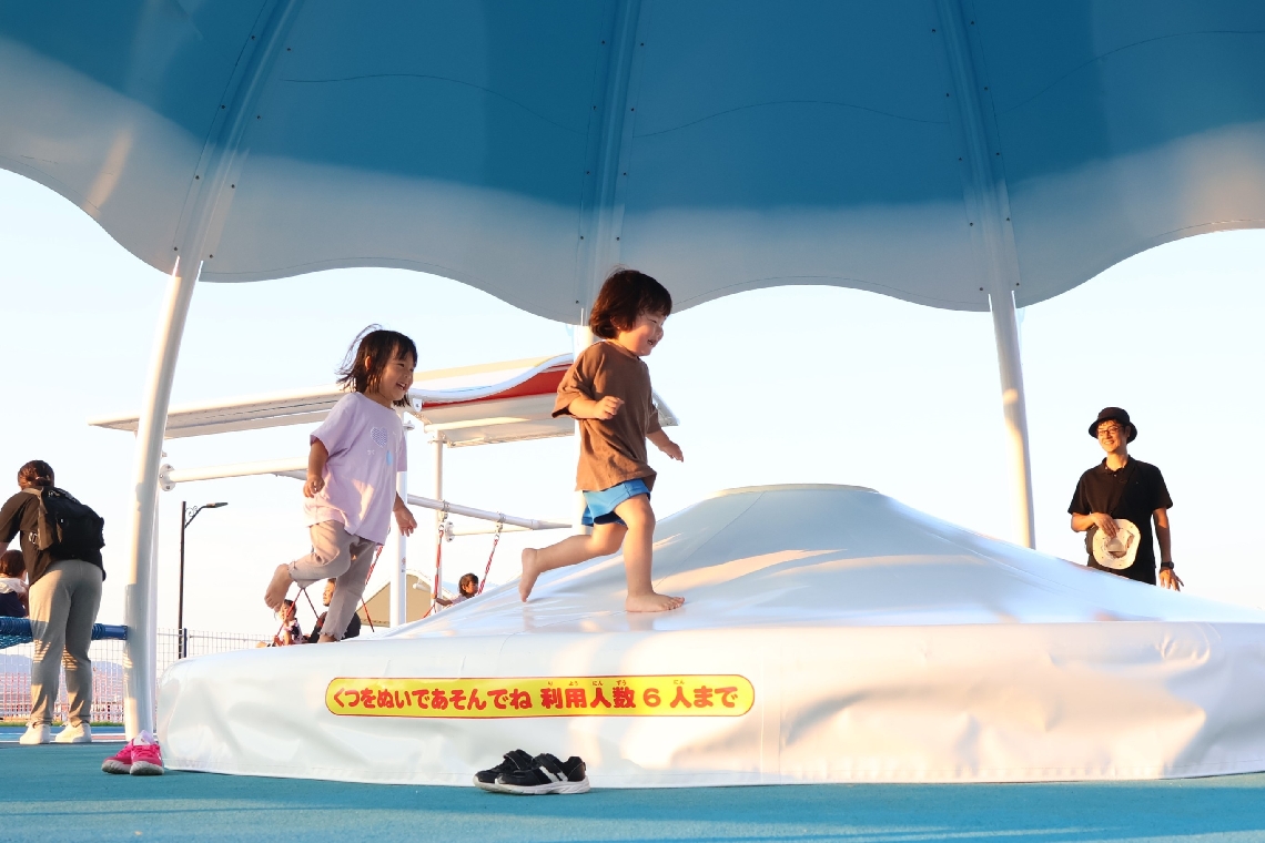 新しくオープンした公園で遊ぶ子どもら