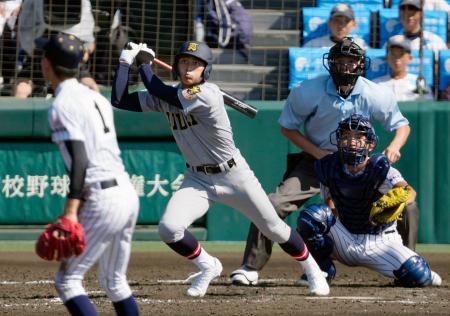 鳥取城北―仙台育英　５回表仙台育英無死、原が中越えに今大会第１号の本塁打を放つ。投手田中、捕手平山＝甲子園