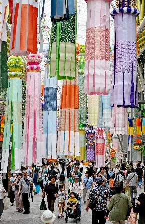 「仙台七夕まつり」が開幕し、アーケード街に飾られた華やかな吹き流し＝６日午前、仙台市