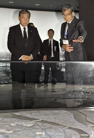 原爆資料館を視察する石破首相（左）＝６日午前、広島市中区（代表撮影）