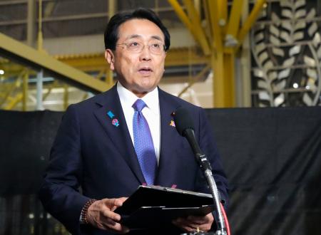米ワシントン近郊の空港で記者団の取材に応じる赤沢経済再生相＝５日（共同）
