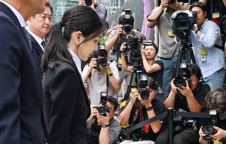 ６日、韓国の特別検察官の捜査チームに出頭する尹錫悦前大統領の妻、金建希氏＝ソウル（共同）