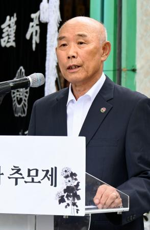 ６日、韓国・陜川で開かれた原爆犠牲者の慰霊式で発言する韓国原爆被害者協会の李圭烈会長（共同）