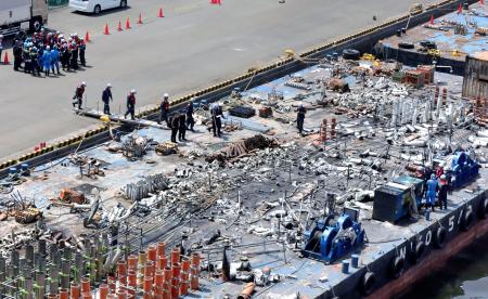 花火を打ち上げていた台船を調べる神奈川県警の捜査員ら＝６日午前、横浜市