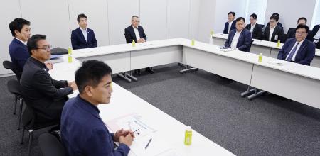 ガソリン税の暫定税率廃止に向けた実務者協議に臨む与野党の幹部ら＝６日午前、国会