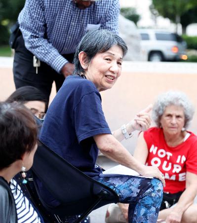 原爆犠牲者を追悼する集いで発言する安部慶子さん＝５日、ワシントン（共同）