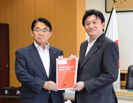 文科省で武部新副大臣（右）と面会する愛知県の大村秀章知事＝６日