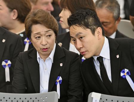平和記念式典に参列したＪＯＣの橋本聖子会長（左）と太田雄貴専務理事＝６日午前、広島市中区の平和記念公園
