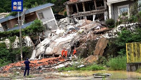 山崩れが起きた中国広東省広州市白雲区の損壊した家屋＝６日（中国中央テレビ電子版から、共同）