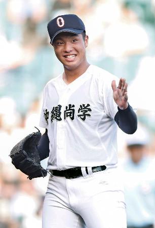 金足農を完封した沖縄尚学・末吉＝甲子園