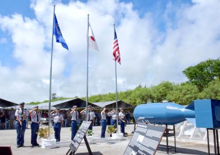 米自治領・北マリアナ諸島テニアン島で開かれた終戦８０年の記念式典。広島に投下された原爆の模型も展示されていた＝６日（共同）