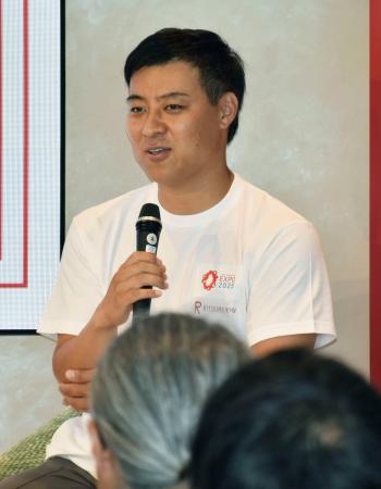 トークイベントに登壇し、理想の教育像について語るプロ野球の日本ハムで活躍した田中賢介さん＝６日午前、大阪市此花区の夢洲