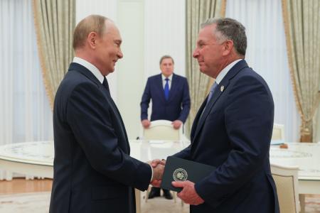 ６日、モスクワのクレムリンで握手するロシアのプーチン大統領（左）と米国のウィットコフ中東担当特使（ロシア大統領府提供・タス＝共同）