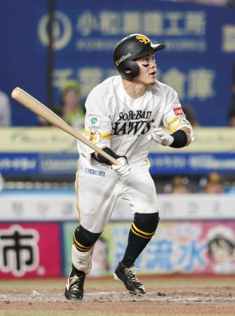 ５回ソフトバンク１死二塁、牧原大が右越えに２ランを放つ＝ＺＯＺＯマリン