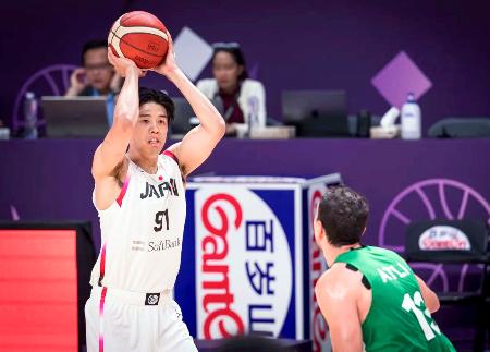 シリア戦でプレーする日本の吉井＝ジッダ（（Ｃ）ＦＩＢＡ・共同）