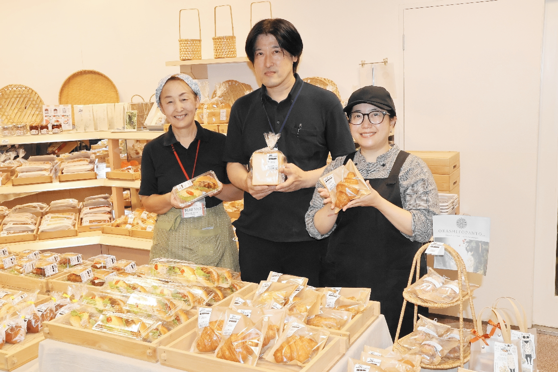 「気になっているパン店の商品を試してみて」と呼びかける（左から）東名美智子さん、安部良介さん、安永多衣子さん＝豊後高田市新町のトキハインダストリー豊後高田店