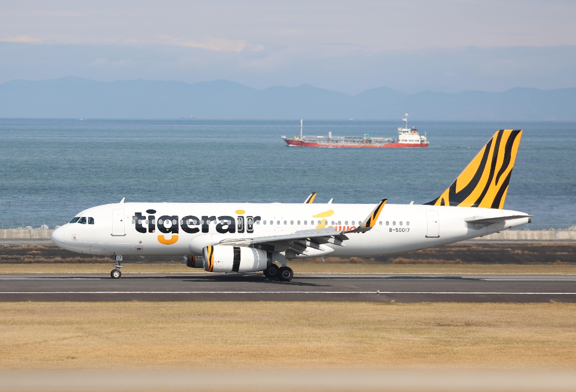 大分と台湾を結ぶタイガーエア台湾の旅客機＝４月、国東市の大分空港