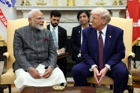 会談する米トランプ大統領とインドのモディ首相＝２月、ワシントン（ロイター＝共同）