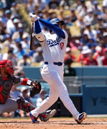 カージナルス戦の３回、３９号２ランを放つドジャース・大谷。メジャー通算千安打を達成した＝ロサンゼルス（共同）