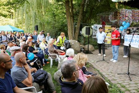 ６日、広島への原爆投下から８０年となったことを受けドイツ・ベルリンの公園で開かれた追悼式典（共同）