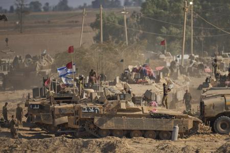 ６日、イスラエル南部のガザ地区との境界付近に展開するイスラエル兵士（ＡＰ＝共同）