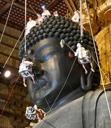 奈良・東大寺で行われた、大仏のほこりを隅々まで払う夏の恒例行事「お身拭い」＝７日午前
