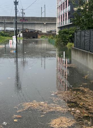 大雨で冠水した金沢市内の道路＝７日午前９時４５分