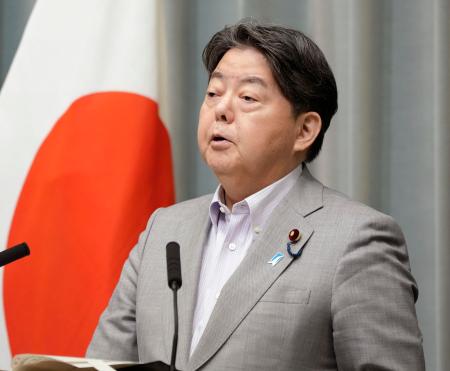 記者会見する林官房長官＝７日午前、首相官邸