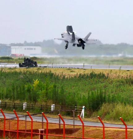 航空自衛隊新田原基地に着陸するＦ３５Ｂステルス戦闘機＝７日午後、宮崎県新富町