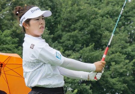 ｍｅｉｊｉカップのプロアマ戦でショットを放つ山下美夢有＝札幌国際ＣＣ
