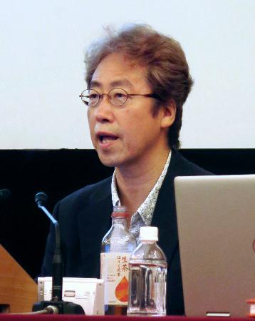 日本記者クラブで記者会見する伊藤昌亮成蹊大教授＝７日、東京都千代田区