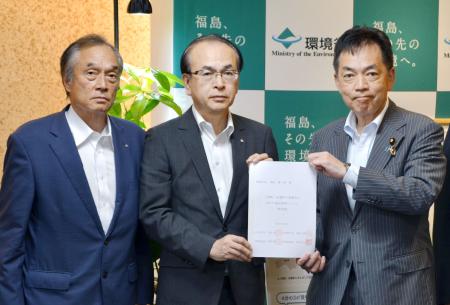 浅尾環境相に要望書を手渡す福島県大熊町の吉田淳町長（中央）と双葉町の伊沢史朗町長（左）＝７日午後、環境省