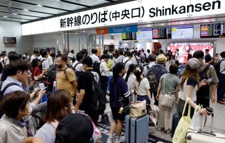 東海道新幹線が一時運転見合わせとなり、混雑するＪＲ新大阪駅の改札口前＝７日午後６時２８分