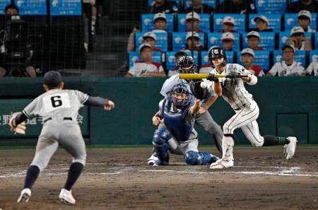 津田学園―叡明　タイブレークの１２回裏津田学園無死一、二塁、伊藤の投前バントが失策を誘いサヨナラとなる。投手田口、捕手青木＝甲子園