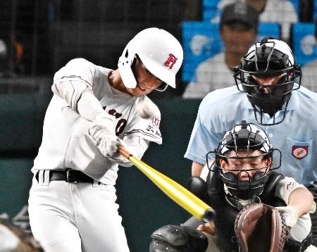 旭川志峯―広陵　４回裏広陵２死、高橋が右中間に三塁打を放つ。失策が絡み同点の生還を果たす。捕手松本＝甲子園